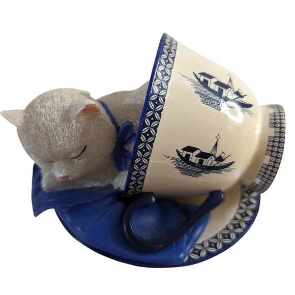 Cat Kitten Figurine with Teacup and Saucer Ceramic Collectible Blue White 2009 - Picture 8 of 9